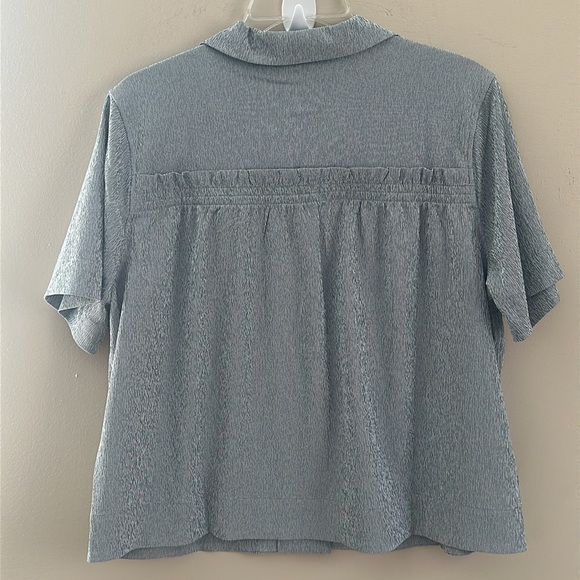 Athleta Silver/Grey Echo Short Sleeve Button Front Shirt Size Medium NWOT - Picture 2 of 10